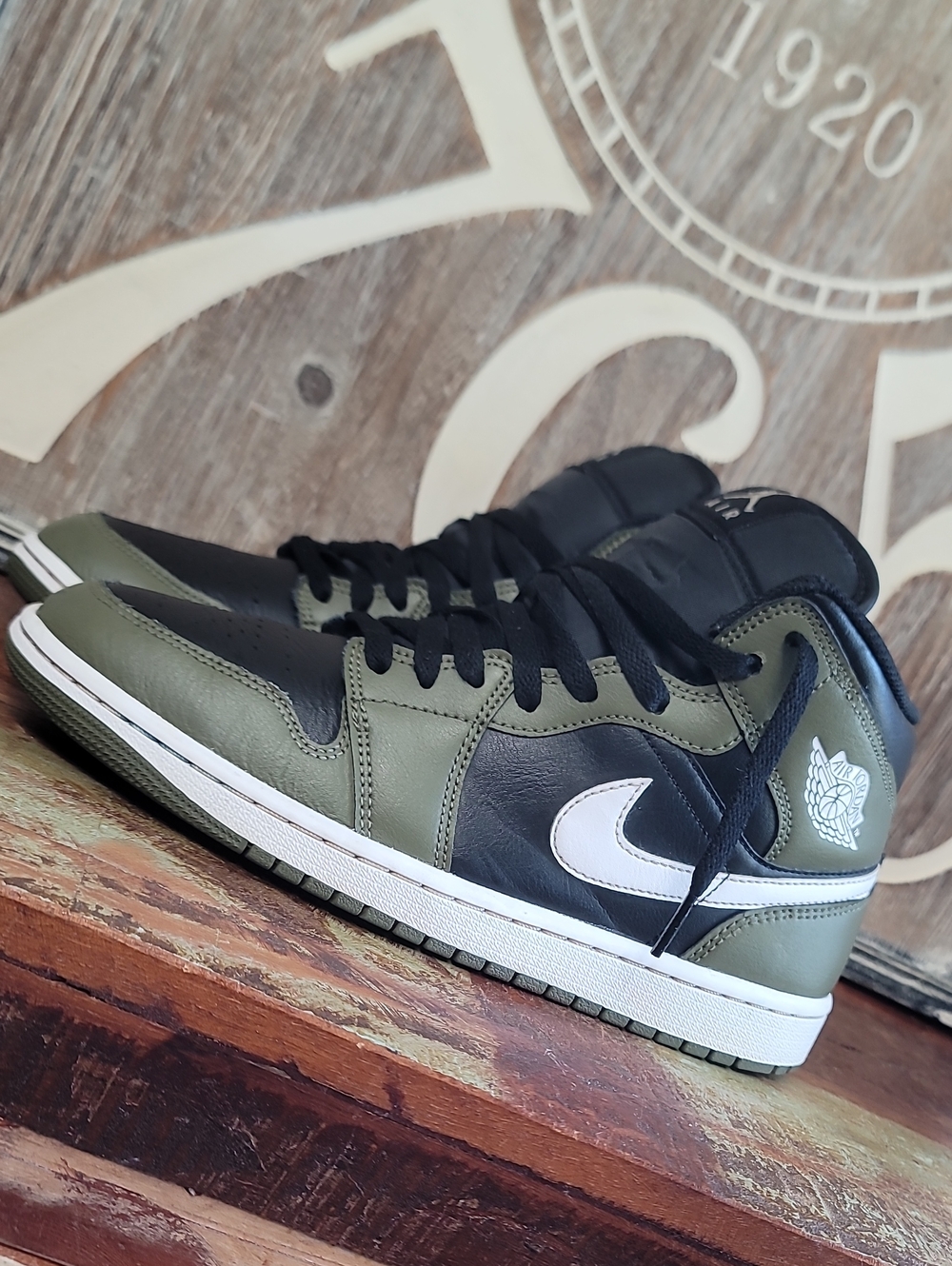 Nike Air Jordan 1 Mid "Medium Olive" Mens 8.5 Good Condition Fast Shipping